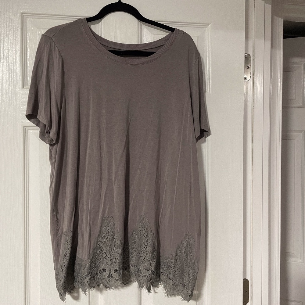 🦔 NWOT: Grey Plus Size Torrid 'Super Soft' Knit Blouse with Lace 🦔
